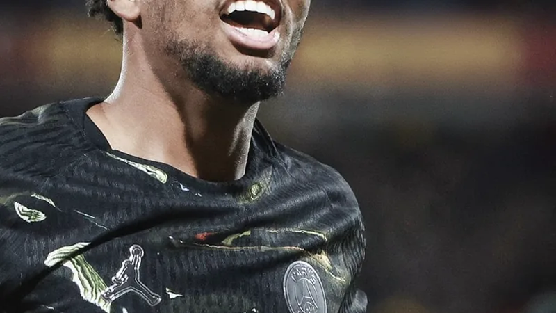 Liverpool en pole pour Ibrahima Mbaye — Football World Cup News Ibrahima Mbaye en action lors d'un match de Ligue 1, portant le maillot du RC Strasbourg, avec des supporters en arrière-plan.