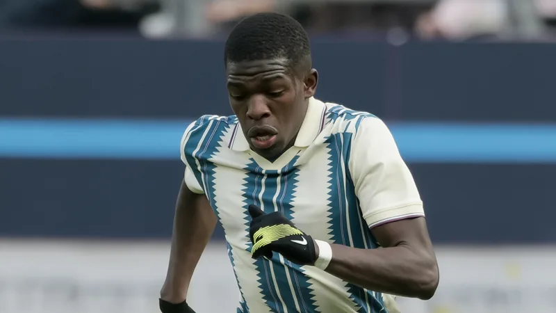 Gourna-Douath visite médicale à Hull City — Football World Cup News Lucas Gourna-Douath en tenue de Hull City lors de sa visite médicale, souriant devant le stade du club. — latest news and analysis.
