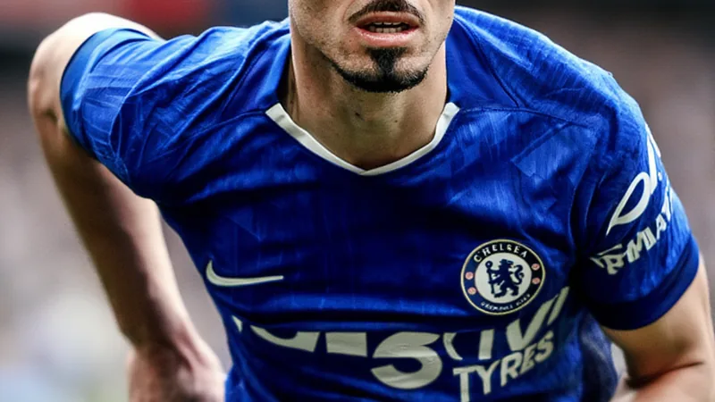 Pedro Neto à Manchester City ? Les discussions avancent — Football Pedro Neto en action avec le maillot de Wolverhampton lors d'un match de Premier League, dribblant un défenseur adverse.