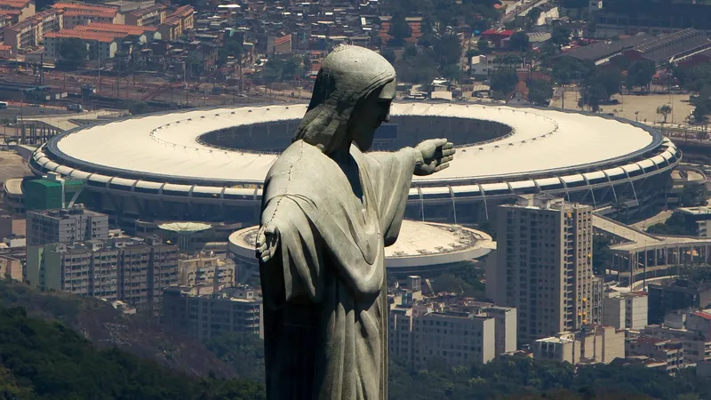Vue panoramique du stade Maracanã à Rio de Janeiro, avec sa pelouse verte et ses tribunes imposantes sous un ciel bleu. — latest news and analysis.