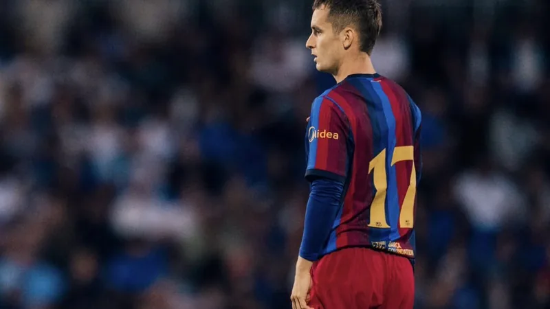 Casadó sur le départ, Barcelone prépare une vente — Football World Marc Casadó en action lors d'un match du FC Barcelone, portant le maillot blaugrana, au Camp Nou, avec des coéquipiers en arrière-plan.