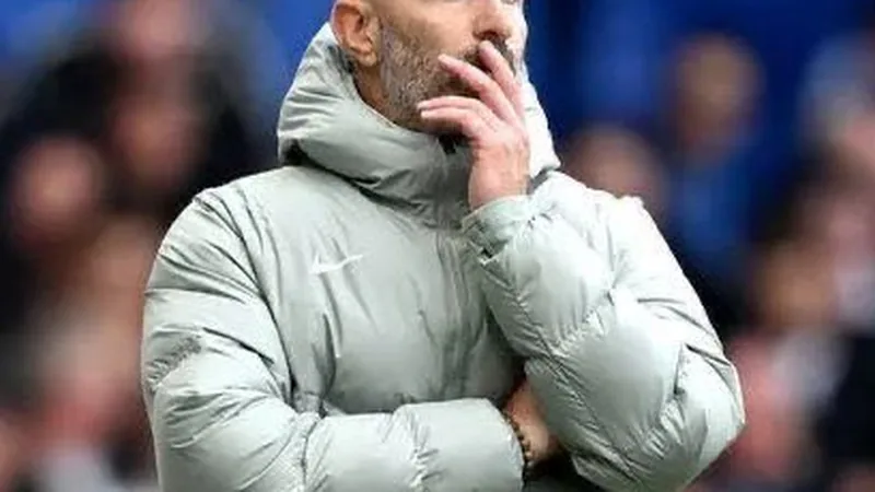 Maresca sur l'absence de Rodri à City — Football World Cup News Enzo Maresca en conférence de presse, parlant de Manchester City et de l'absence de Rodri, avec un micro devant lui. — latest news and analysis.