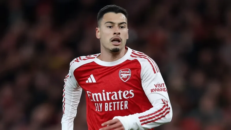 Martinelli refuse Galatasaray — Football World Cup News Gabriel Martinelli en action avec le maillot d'Arsenal, dribblant un adversaire lors d'un match de Premier League, avec le stade de l'Emirates en
