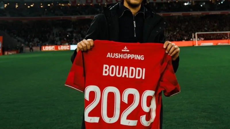 Mercato Chelsea : Maresca évoque Bouaddi — Football World Cup News Enzo Maresca, entraîneur de Chelsea, en costume, lors d'une conférence de presse, avec le logo de Chelsea en arrière-plan, évoquant le mercato.