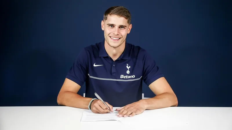 Micky van de Ven en action lors d'un match de Tottenham Hotspur, portant le maillot blanc des Spurs, dans un stade plein à craquer.