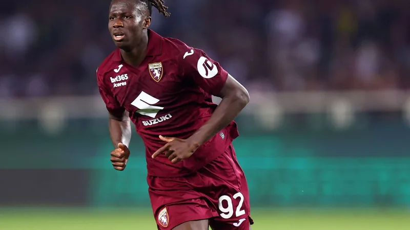 Njie : Salzbourg et Crystal Palace passent à l'action — Football Alieu Njie, jeune ailier suédois du Torino, en action lors d'un match de Serie A, avec le maillot grenat du club italien.