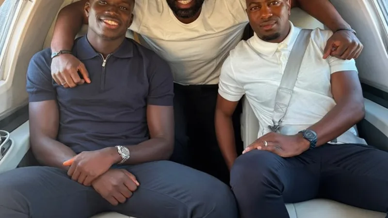 Nobel Mendy proche de Hull City pour 25 M€ — Football World Cup News Nobel Mendy en action lors d'un match de football, portant le maillot du Rayo Vallecano, dans un stade rempli de supporters.