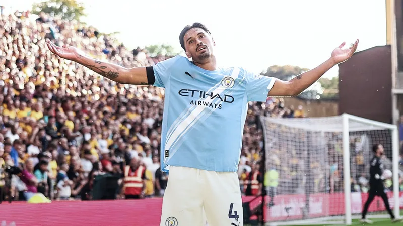 Tijjani Reijnders en action avec le maillot de Manchester City, contrôlant le ballon au milieu de terrain lors d'un match.