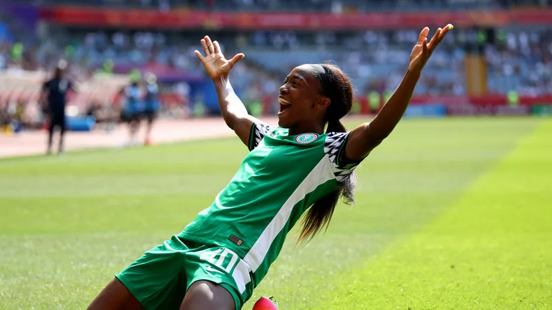 Oshoala relance le Nigeria au Wafcon — Football World Cup News Asisat Oshoala célèbre son but avec ses coéquipières du Nigeria lors du match contre la Zambie au stade Al Medina de Rabat.