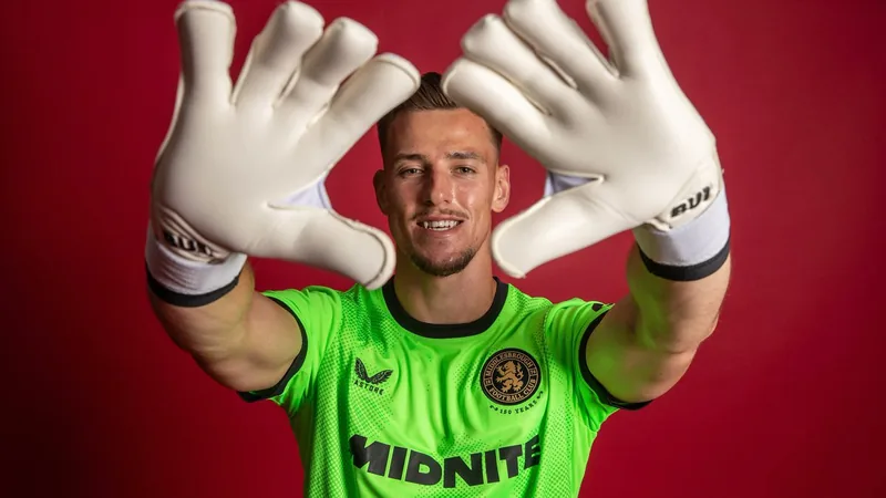 Radek Vitik quitte MU pour Middlesbrough — Football World Cup News Radek Vitik, jeune défenseur tchèque, en action lors d'un match de football, portant le maillot de Manchester United. — latest news and analysis.