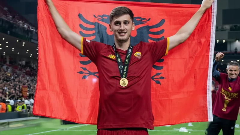 Rayo Vallecano proche d'un accord pour Kumbulla — Football World Cup Marash Kumbulla, défenseur de l'AS Roma, en action lors d'un match, portant le maillot rouge et orange, avec des supporters en arrière-plan.