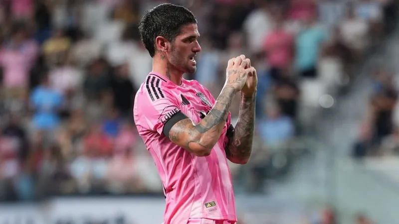 De Paul dédie son but à Messi — Football World Cup News Rodrigo de Paul célébrant un but en montrant un maillot de l'Argentine, avec Lionel Messi souriant à côté de lui sur le terrain.