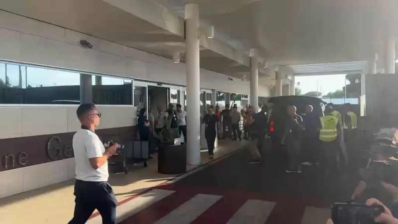 Rodrigo Mora, souriant, en écharpe de l'AS Roma, salue les supporters dans le hall de l'aéroport de Rome-Fiumicino. — latest news and analysis.