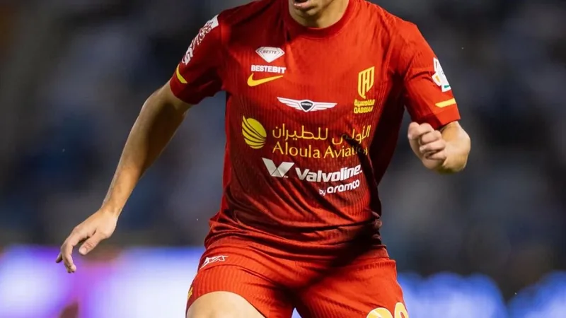 Shakhtar: accord pour Gabriel Carvalho — Football World Cup News Gabriel Carvalho, ailier brésilien, en action avec le maillot d'Al Qadsiah, dribblant un adversaire sur un terrain de football.