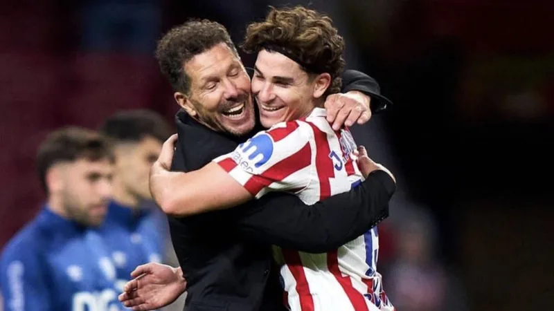 Diego Simeone, entraîneur de l'Atlético de Madrid, en conférence de presse, annonçant l'absence de Julián Alvarez pour le match de demain.
