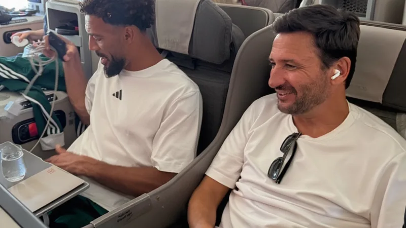 Vozinha rejoint Colo Colo — Football World Cup News Vozinha, gardien de but cap-verdien, en tenue de match, souriant, avec le maillot de l'équipe nationale du Cap-Vert, sur fond de stade de football.
