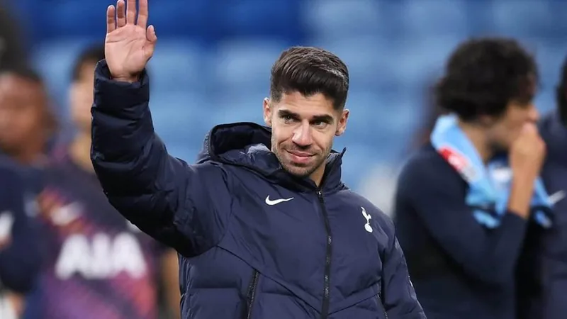 Transfert de Manor Solomon : West Ham et Tottenham en désaccord Manor Solomon en action avec le maillot de Tottenham, sur un terrain de football, avec des supporters en arrière-plan. — latest news and analysis.