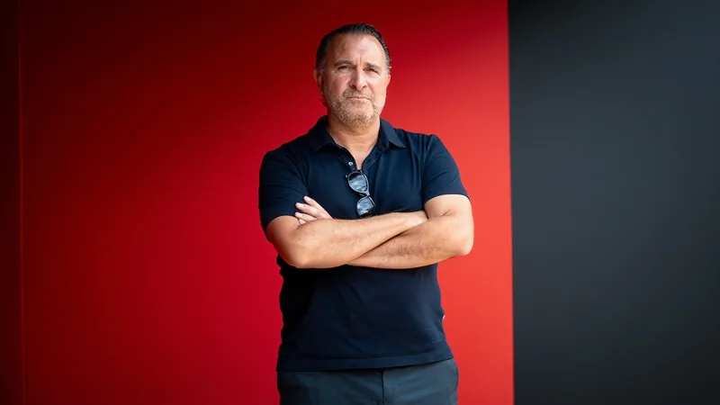 Estádio San Siro em Milão, Itália, com o gramado verde e arquibancadas vazias, sob um céu nublado. — latest news and analysis.