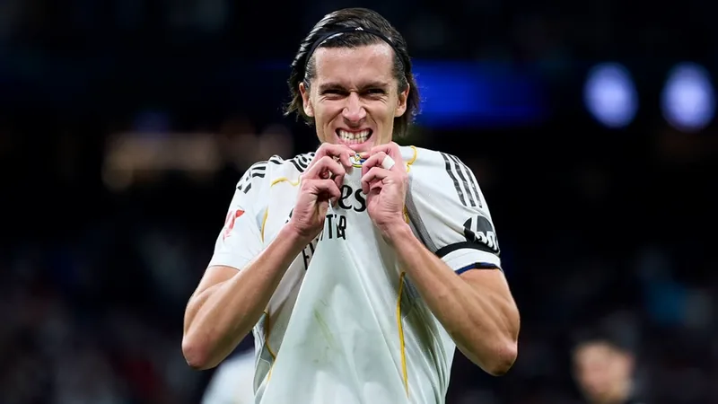 Álvaro Carreras deve permanecer no Real Madrid neste verão — Football Álvaro Carreras em ação com a camisa do Real Madrid durante um treino no campo de treinamento do clube — latest news and analysis.
