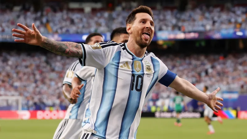 Argentina e França buscam vaga nas oitavas da Copa 2026 — Football Jogadores da Argentina e da França em campo durante partida da Copa do Mundo 2026, com estádio lotado e bandeiras ao fundo