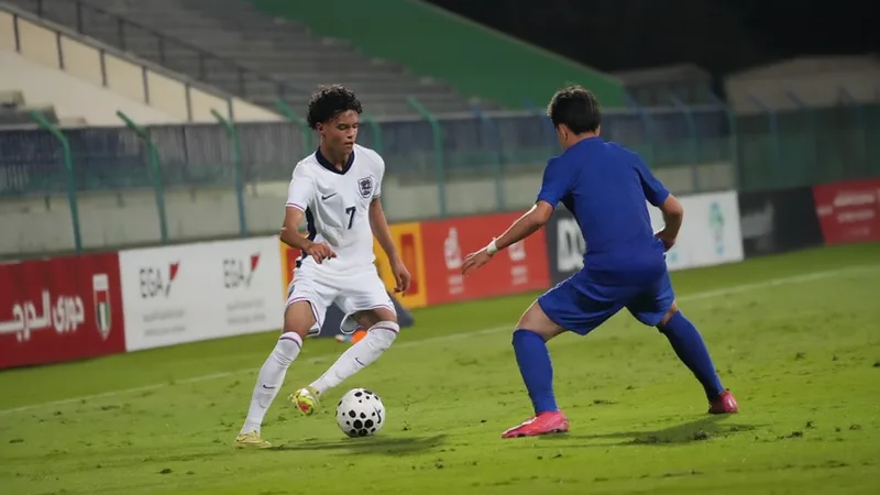Arsenal negocia renovação com jovem promessa Kyran Thompson Jovem jogador Kyran Thompson com a camisola do Arsenal a treinar no campo de treino do clube em Londres — latest news and analysis.