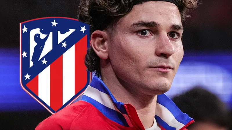 Jogador Julián Álvarez com a camisa do Manchester City em campo, com fundo de estádio lotado e bandeiras argentinas. — latest news and analysis.