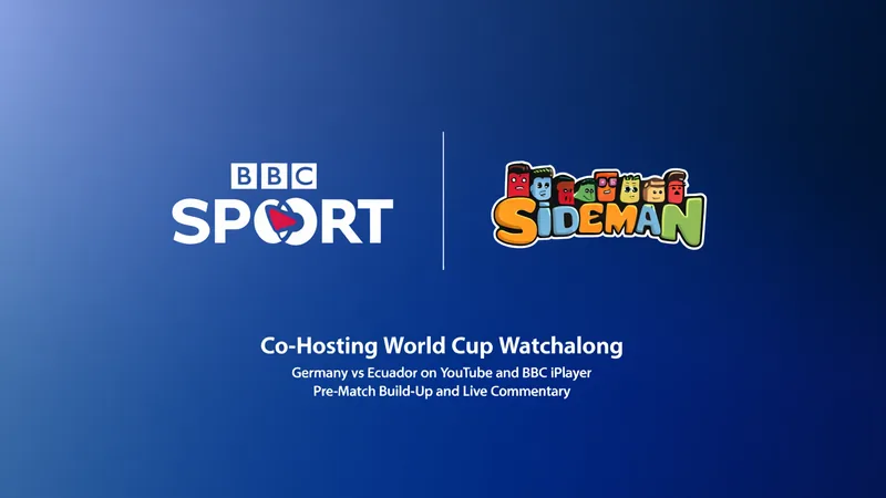 Membros dos Sidemen sorrindo em um estúdio com telas exibindo o jogo Alemanha vs Equador, com logotipos da BBC e Sidemen ao fundo.