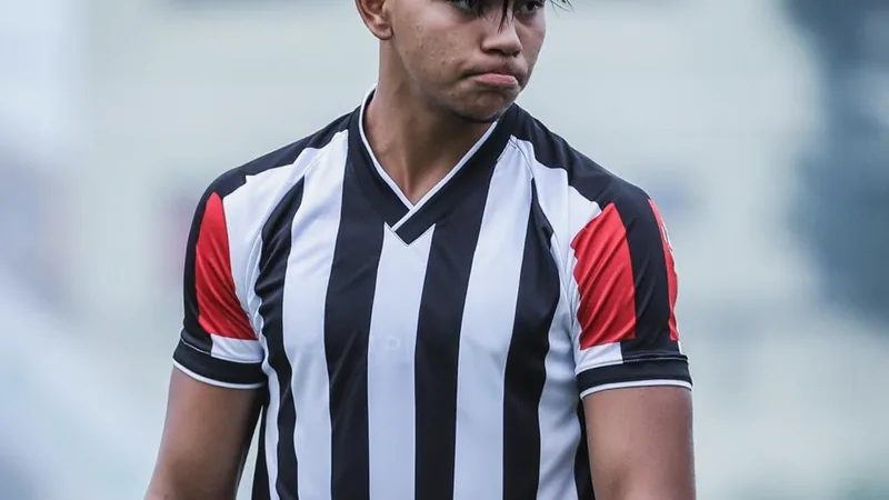 Benfica perto de contratar jovem zagueiro Gabriel Indio — Football Jovem zagueiro Gabriel Indio com a camisa do Athletic Club-MG em campo, durante partida de futebol, com gramado ao fundo.