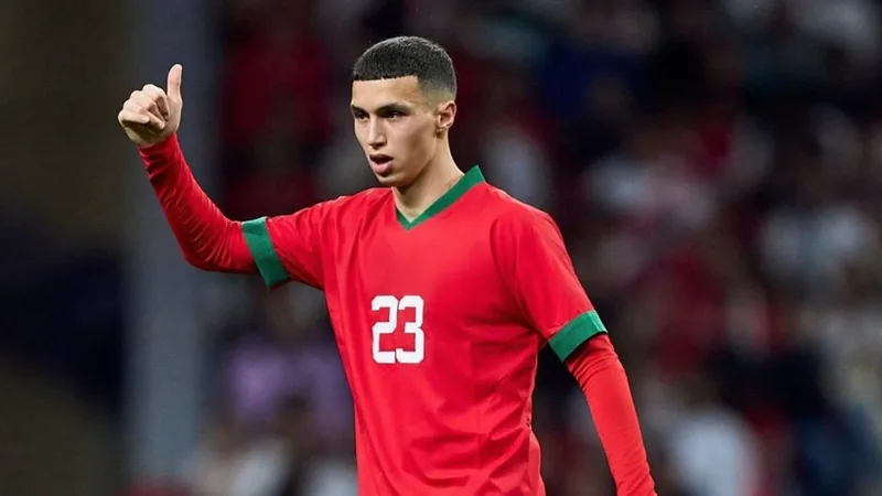 Bilal El Khannouss troca de agência e assina com HCM Sports Jovem futebolista marroquino Bilal El Khannouss em campo com a camisa do VfB Stuttgart, durante uma partida da Bundesliga.