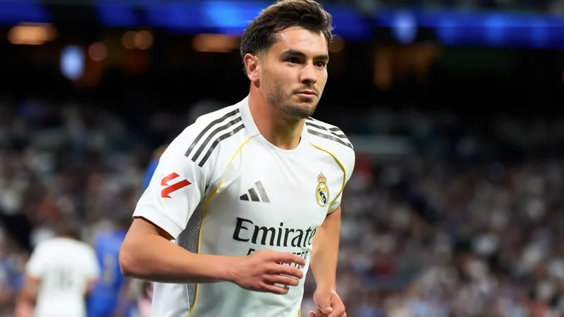 Brahim Díaz quer ficar no Real Madrid e lutar por espaço sob Mourinho Jogador Brahim Díaz com a camisa do Real Madrid em campo, durante partida no Santiago Bernabéu, sob luz do estádio. — latest news and analysis.