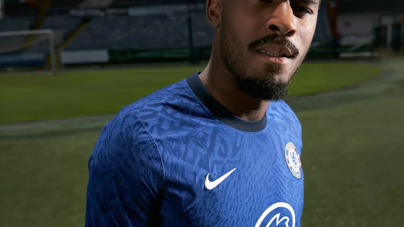 Chelsea aposta em Jorrel Hato como peça-chave e vê venda de Cucurella Jorrel Hato, jovem defensor do Chelsea, em campo com a camisa azul, durante uma partida em Stamford Bridge, com torcida ao fundo.