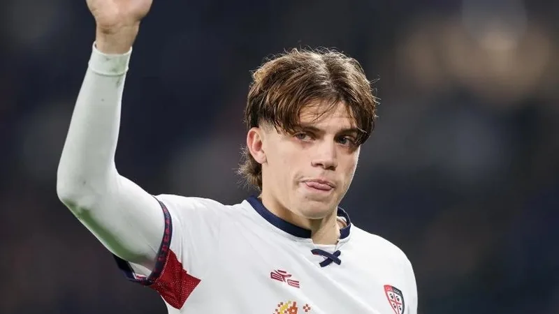 Jovem defesa italiano Marco Palestra com a camisola da Atalanta a jogar num relvado verde, com adeptos ao fundo. — latest news and analysis.