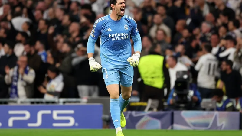Courtois sobre futuro no Real Madrid: renovações de um ano após os 30 Thibaut Courtois, goleiro do Real Madrid, em ação durante uma partida no Estádio Santiago Bernabéu, vestindo o uniforme branco do clube.