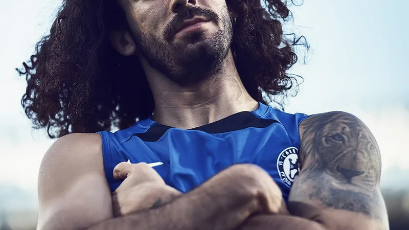 Marc Cucurella e Vinícius Júnior em treino da seleção espanhola, com Cucurella a sorrir enquanto Vini Jr. dribla uma bola.