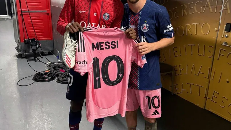Dembélé elogia Messi: 'É o melhor jogador que já vi' — Football World Ousmane Dembélé e Lionel Messi durante treino do Barcelona, sorrindo e trocando passes no Camp Nou — latest news and analysis.
