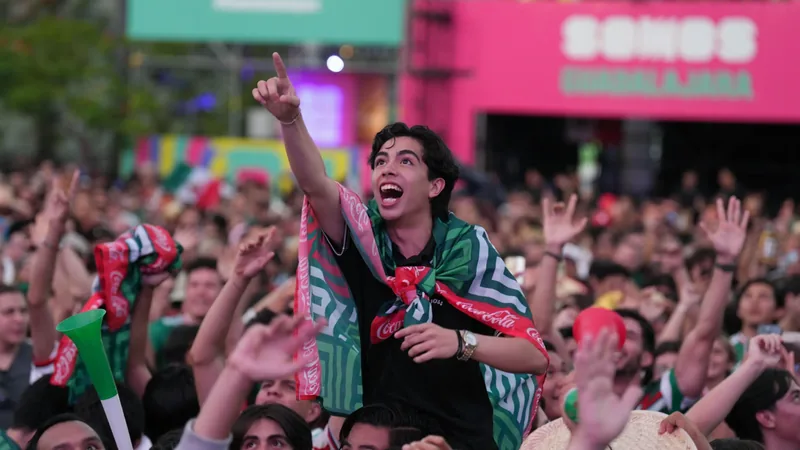 FIFA Fan Festival™ atinge 2 milhões de visitantes — Football World Multidão de torcedores no FIFA Fan Festival na Praça Zócalo, Cidade do México, com telão exibindo jogo da Copa do Mundo 2026