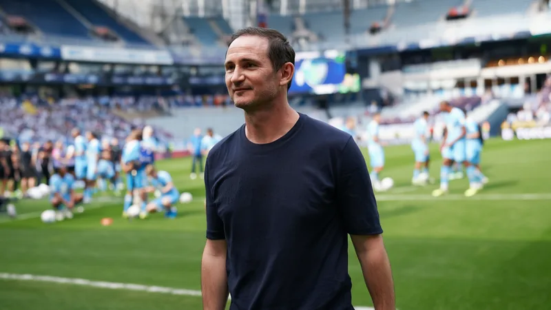 Frank Lampard sorrindo com um cachecol do Coventry City em um estádio de futebol durante o dia — latest news and analysis.