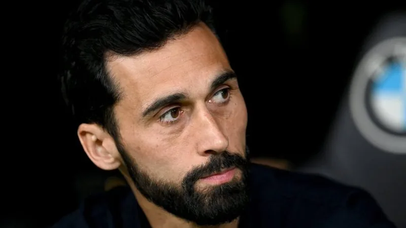 Fulham perto de anunciar Álvaro Arbeloa como novo treinador Álvaro Arbeloa vestindo fato de treinador ao lado do logótipo do Fulham, num estádio de futebol moderno. — latest news and analysis.