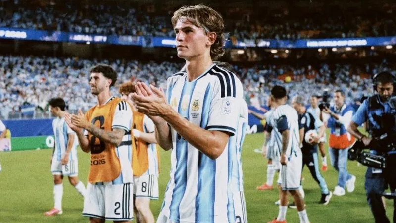 Futuro de Nico Paz decidido esta semana em reunião Real Madrid e Como Jovem jogador argentino Nico Paz em campo com a camisa do Como, durante partida da Serie A, com estádio ao fundo. — latest news and analysis.