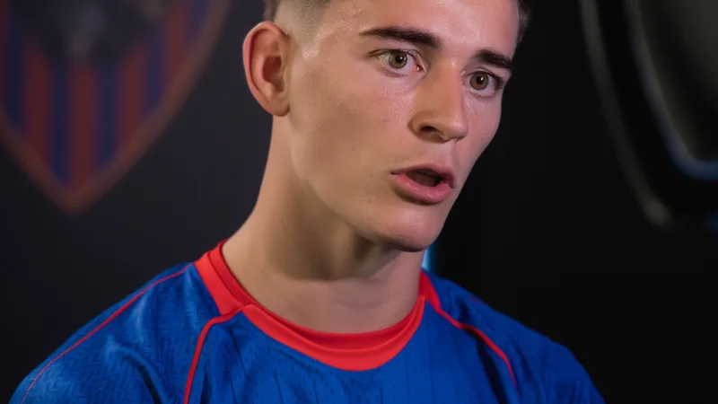 Gavi revela que gostaria de contratar Julián Álvarez — Football World Jovem jogador Gavi, do Barcelona, em entrevista à rádio catalã RAC1, com expressão descontraída, ao lado do logotipo da emissora.