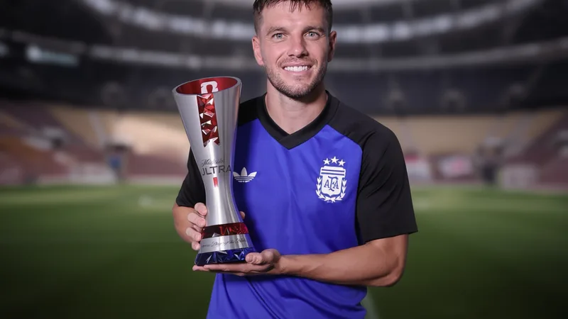 Giovani Lo Celso, da Argentina, comemora durante partida amistosa contra a Jordânia, usando a camisa albiceleste e levantando os braços.