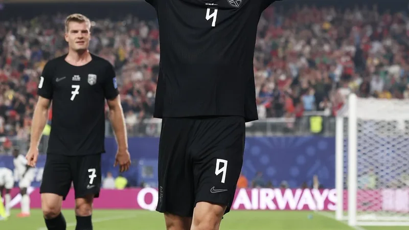 Haaland: dois jogos, quatro golos, primeira Copa do Mundo — Football Erling Haaland comemora um golo pela Noruega num estádio lotado durante a Copa do Mundo, com a bandeira norueguesa ao fundo