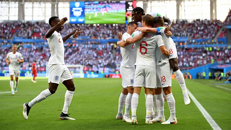 Inglaterra renasce com futebol ofensivo e divertido na estreia no Jogadores ingleses comemoram um gol no estádio em Dallas, com a torcida ao fundo e bandeiras da Inglaterra. — latest news and analysis.