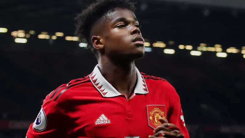 Jadon Sancho deixa Manchester United como agente livre — Football Jadon Sancho vestindo a camisa do Manchester United durante uma partida em Old Trafford, com a torcida ao fundo — latest news and analysis.