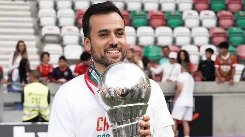 João Moura deixa Marítimo e prepara novo capítulo na carreira Jogador de futebol João Moura com a camisola do Marítimo a olhar para a bola num campo de relva durante um jogo noturno — latest news and analysis.