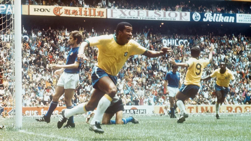 Jogadores com mais jogos consecutivos marcando na Copa do Mundo Montagem com fotos de Lionel Messi, Just Fontaine e Jairzinho com a camisa de suas seleções, sobre fundo verde do campo de futebol.