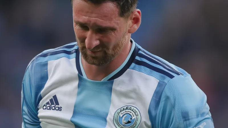 Leo Messi: Chorei após o primeiro gol, mas foi algo alheio ao futebol Lionel Messi, do Inter Miami, enxugando as lágrimas enquanto é abraçado por colegas de equipe após marcar um gol em um estádio lotado.