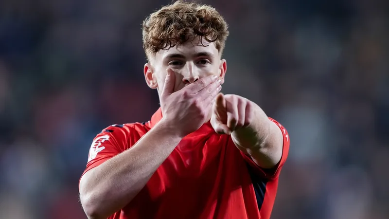 Liverpool acelera contratação de Victor Munoz: cláusula de €40 Jogador Victor Munoz com a camisa do Osasuna em campo, comemorando um gol, com o estádio ao fundo e torcedores nas arquibancadas.