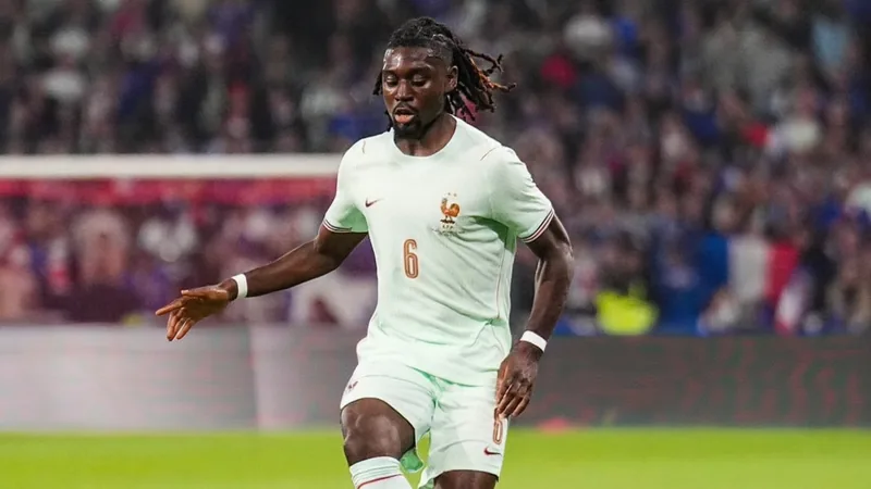 Manu Koné sobre futuro: 'Focado na Copa do Mundo. Depois, veremos' Manu Koné, meio-campista francês do Borussia Mönchengladbach, em campo com a camisa da seleção francesa durante uma partida.
