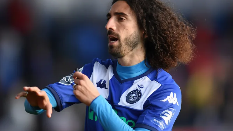 Marc Cucurella, defesa do Chelsea, em ação durante um jogo, com expressão determinada e camisola suja de relva. — latest news and analysis.